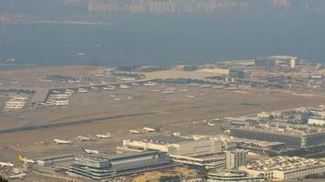 Luftaufnahme am Flughafen Chek Lap Kok, Zeitraffer video