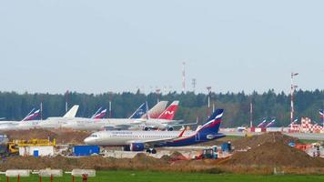 Aeroflot russian airlines airbus a320 airliner esperando en la posición de inicio video