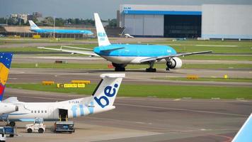 klm boeing 777 gire la pista antes de la salida video