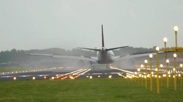 aterrizaje de avión de fuselaje ancho video