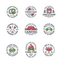 color del logotipo de camping que consta de tienda, pescado, campamento, fuego, bicicleta, parrilla para placa de viaje, etiqueta de expedición