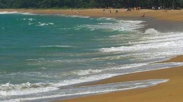 le touriste sur la plage de sable de la plage de mai khao près de l'aéroport de phuket video