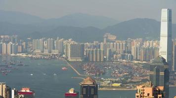 vista del puerto de carga de hong kong desde el pico victoria, lapso de tiempo video