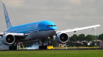 KLM Boeing 777 landing video