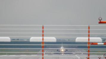 avion décolle de l'aéroport de dusseldorf video