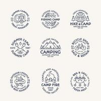 conjunto de logotipos de camping que consta de montaña, tienda, pescado, fuego, bicicleta, barbacoa, árboles para explorar el emblema vector