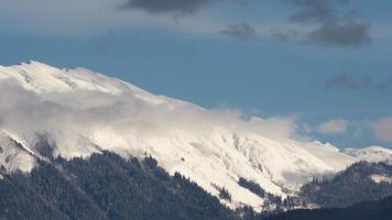 picos de montanhas nevadas cáucaso