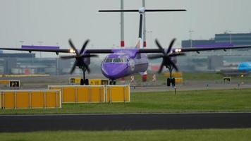 Bombardier Dash 8 Q400 Flybe taxiing video
