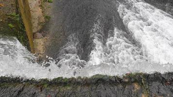 Blick von der Spitze eines Wasserfalls video