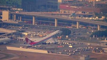 vue panoramique du cargo aérien qui décolle. video