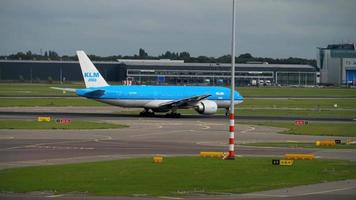 KLM Boeing 777 turn runway before departure video