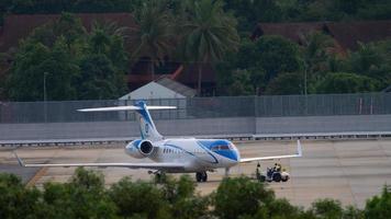 remolque de avión privado en el aeropuerto de phuket video