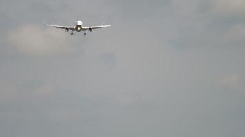 avião a jato descendo, neblina video