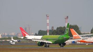 s7 airlines airbus a320 avion de ligne décélérant après l'atterrissage video