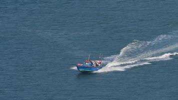 motorboten die te snel varen op de baai bij het eiland Lantau