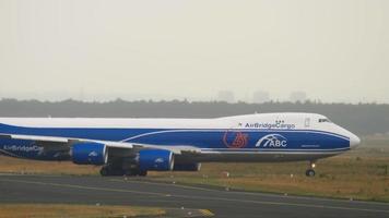 airbridgecargo boeing 747 taxiën voor vertrek video