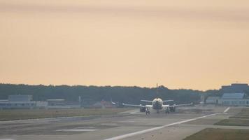 avión aterrizando temprano en la mañana video