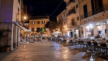 Zeitraffervideo der nächtlichen spanischen Stadt auf Mallorca. leute, die herumlaufen und die warme abendnacht genießen. video