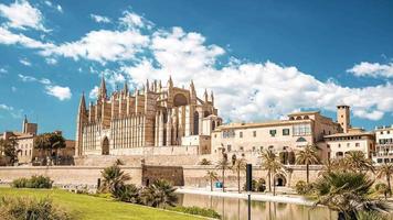 vue accélérée de la seu, la cathédrale médiévale gothique de palma de majorque en espagne video