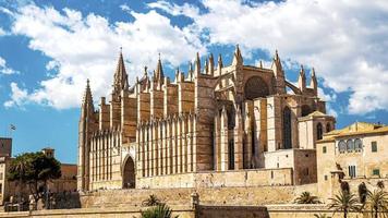 zeitrafferansicht von la seu, der gotischen mittelalterlichen kathedrale von palma de mallorca in spanien video