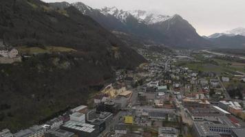 luchtfoto van vaduz - de hoofdstad van liechtenstein. mooie stad liechtenstein. video