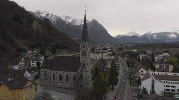 vue aérienne de vaduz - la capitale du liechtenstein. belle ville du liechtenstein. video