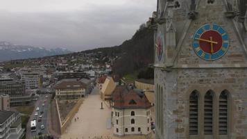 vista aérea de vaduz - la capital de liechtenstein. hermosa ciudad de liechtenstein. video