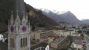 Flygfoto över vaduz - huvudstaden i liechtenstein. vackra staden Liechtenstein. video