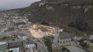 vista aérea de vaduz - a capital do liechtenstein. bela cidade de liechtenstein. video