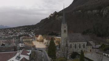 vue aérienne de vaduz - la capitale du liechtenstein. belle ville du liechtenstein. video