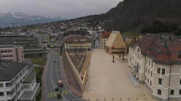 vista aérea de vaduz - la capital de liechtenstein. hermosa ciudad de liechtenstein. video