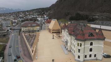 Flygfoto över vaduz - huvudstaden i liechtenstein. vackra staden Liechtenstein. video