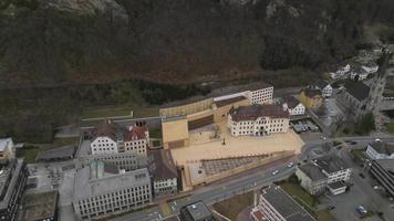 Flygfoto över vaduz - huvudstaden i liechtenstein. vackra staden Liechtenstein. video