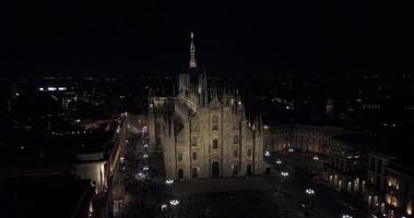 veduta aerea notturna del centro di milano dall'alto. bella cattedrale del duomo di milano illuminata di notte. video