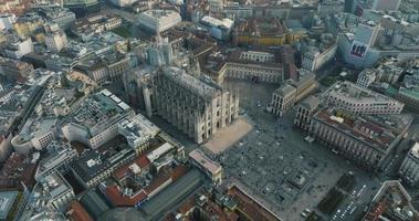 vista aérea da cidade de Milão de cima. sobrevoando o centro da cidade de milão com pessoas andando pelas ruas estreitas de milão e da catedral duomo di milano.