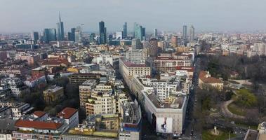 vista aérea da cidade de Milão de cima. voando sobre o centro da cidade de milão com pessoas andando pelas ruas estreitas de milão. video
