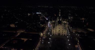 vista aérea noturna do centro da cidade de milão de cima. bela catedral duomo di milano iluminada à noite. video
