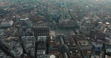 vista aérea da cidade de Milão de cima. voando sobre o centro da cidade de milão com pessoas andando pelas ruas estreitas de milão. video