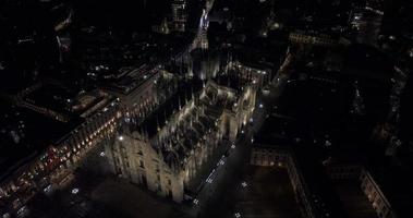 nattflygfoto över Milanos centrum från ovan. vackra duomo di milano katedral upplyst på natten. video