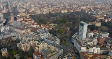 Luftaufnahme der Stadt Mailand von oben. Fliegen über das Stadtzentrum von Mailand mit Menschen, die durch die engen Gassen von Mailand gehen. video