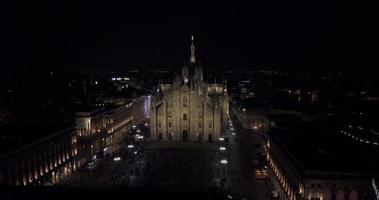 nattflygfoto över Milanos centrum från ovan. vackra duomo di milano katedral upplyst på natten. video