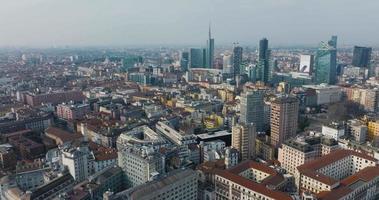 Luftaufnahme der Stadt Mailand von oben. Fliegen über das Stadtzentrum von Mailand mit Menschen, die durch die engen Gassen von Mailand gehen. video