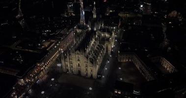 vista aérea noturna do centro da cidade de milão de cima. bela catedral duomo di milano iluminada à noite. video