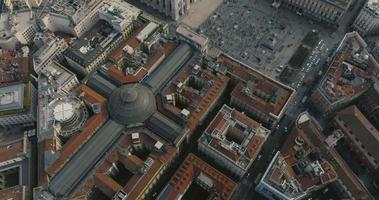 luchtfoto van de stad Milaan van bovenaf. vliegen over het stadscentrum van Milaan met mensen die door de smalle straatjes van Milaan lopen. video