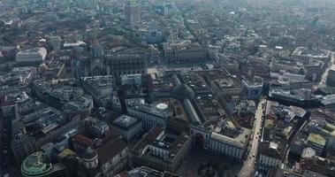 luchtfoto van de stad Milaan van bovenaf. vliegen over het stadscentrum van Milaan met mensen die door de smalle straatjes van Milaan lopen. video