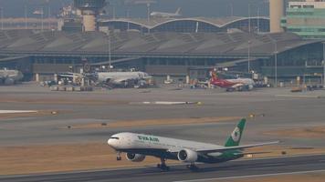 eva air boeing 777 départ de hong kong video