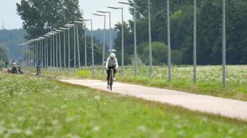 cyklist i träning, cykelbana nära polderbann landningsbana video