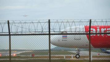 AirAsia Airbus 320 taxiing video