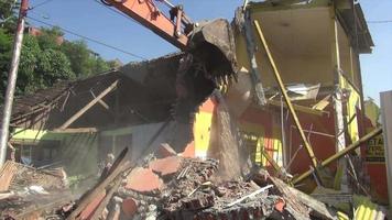 zwaar materieel om het huis in de stad Semarang te ontmantelen video