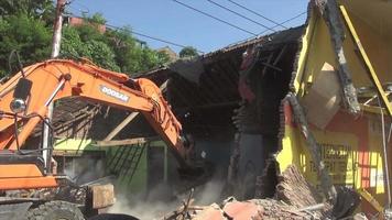 Heavy Equipment Work to Dismantle the House in Semarang City